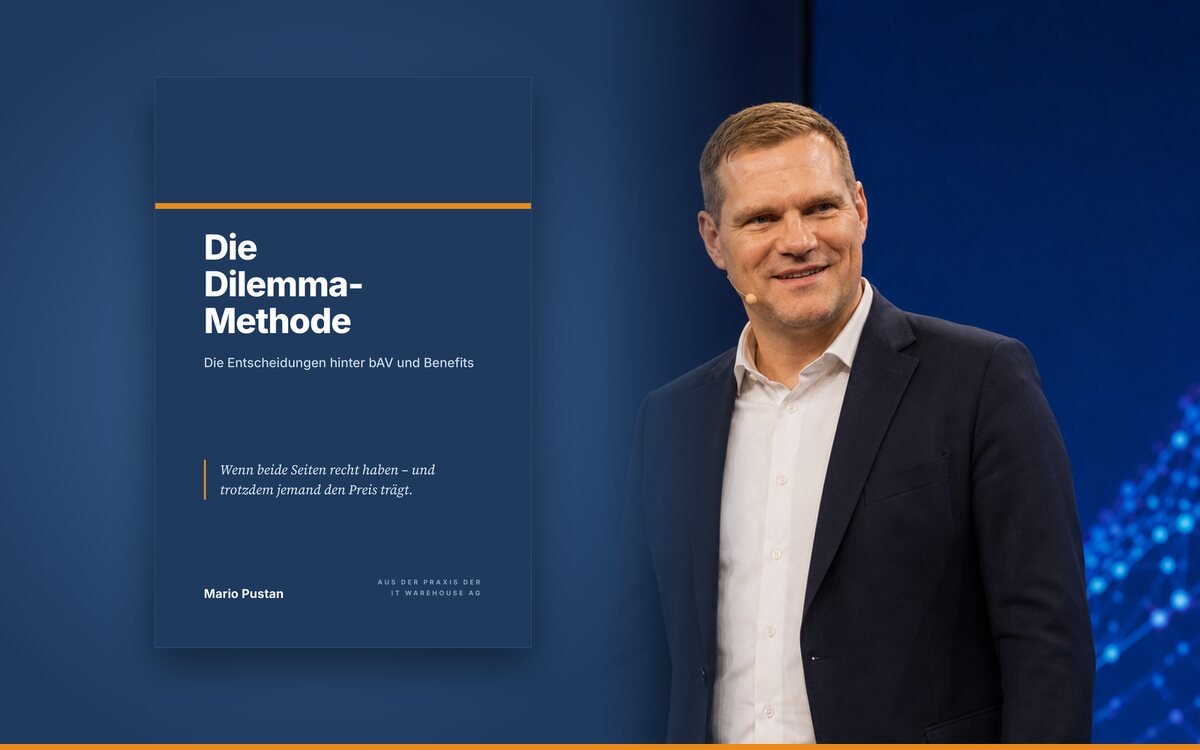 Mario Pustan auf einer Bühne, daneben das Buch „Die Dilemma-Methode“.